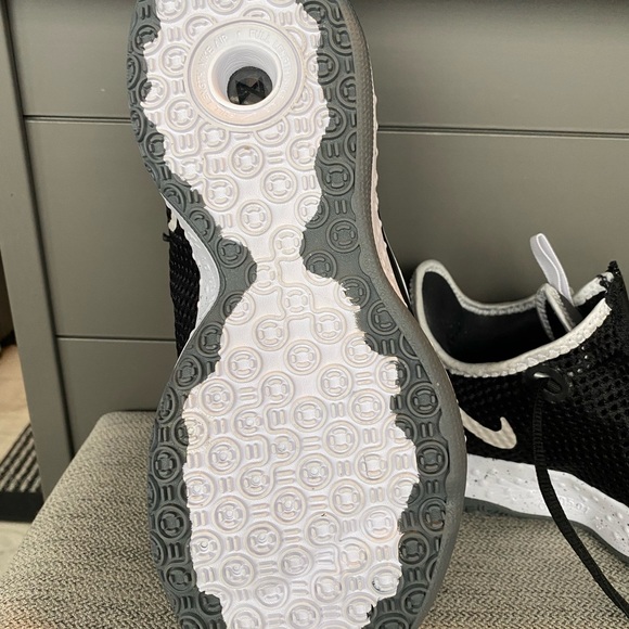 Nike PG 4 basketball shoes. - Picture 4 of 5